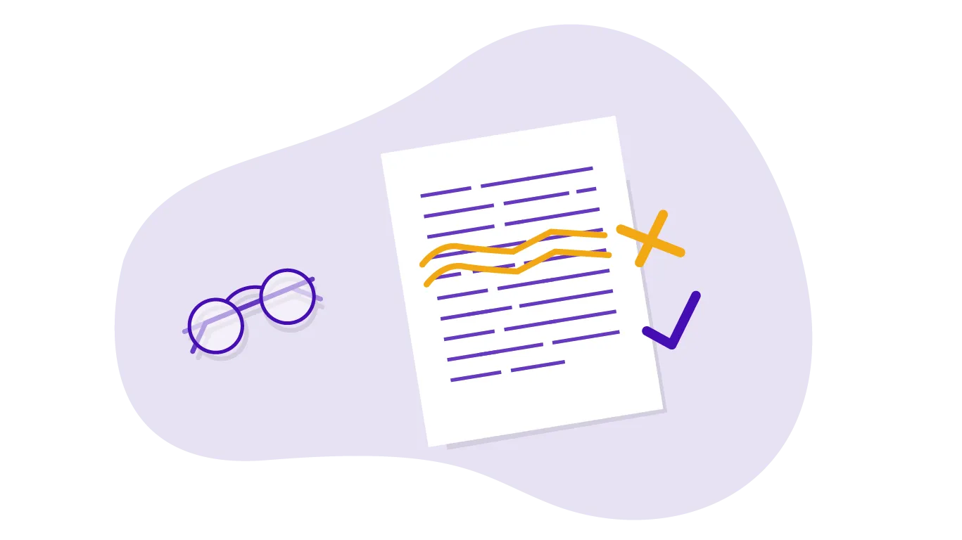 Zu sehen ist eine Brille neben einem Text mit Korrekturen, der die Aktualität beim SEO-Text darstellt