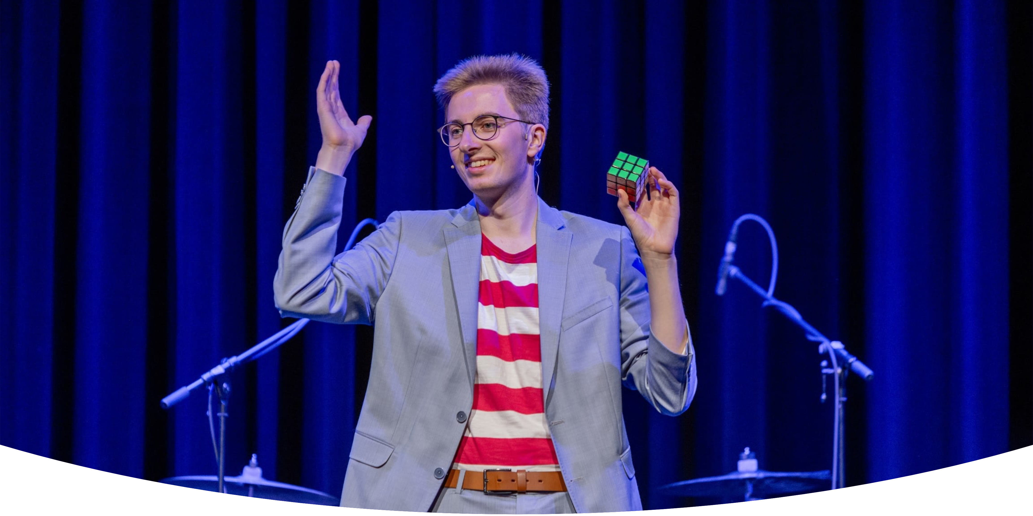 Tjark Schloesser mit einem zauberwürfel in der Hand