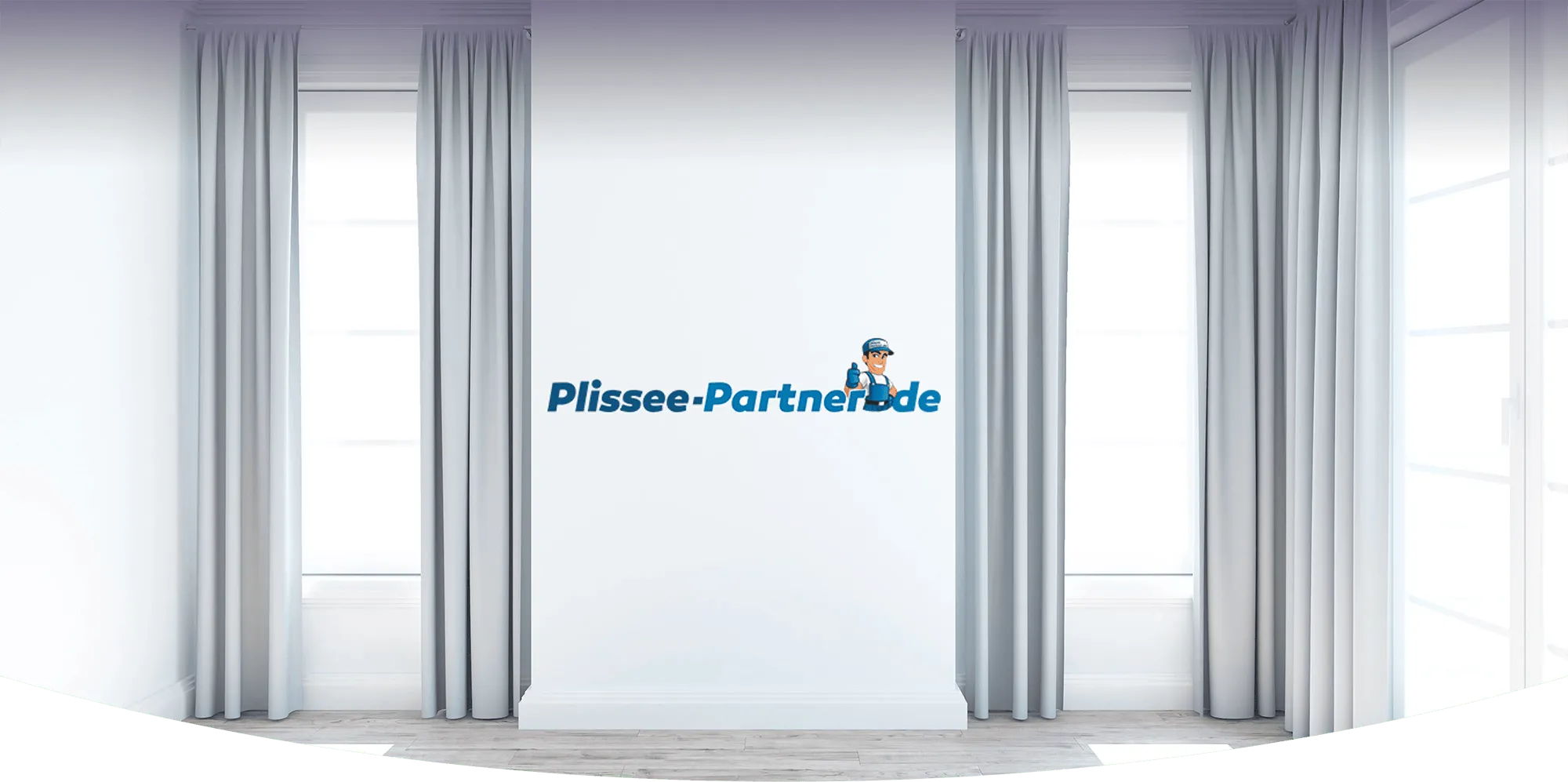 Zu sehen sind Fenster und in der Mitte des Bildes ist das Plissee Partner Logo eingeblendet