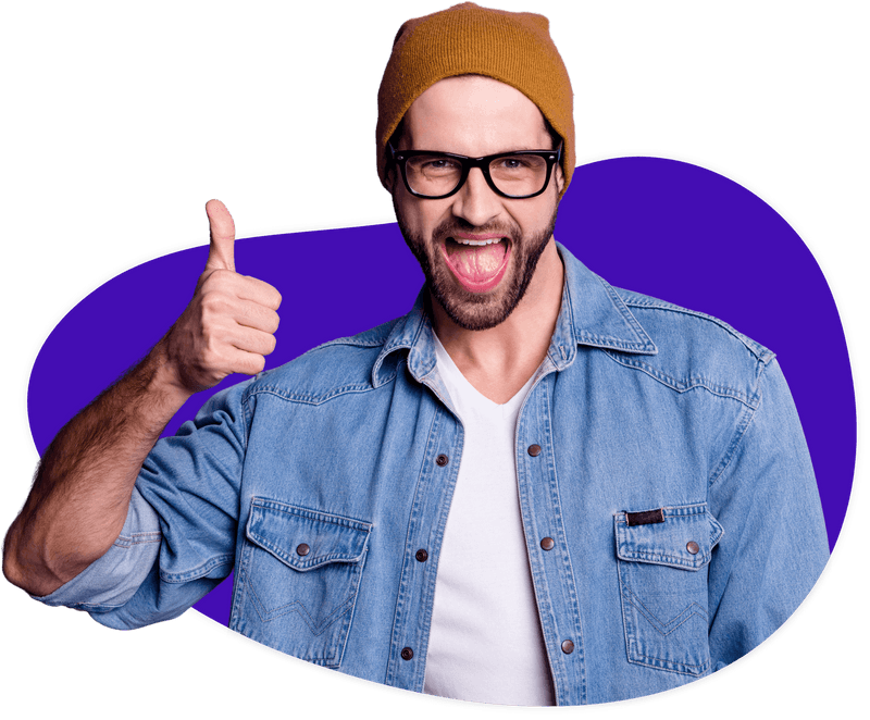 Zu sehen ist ein junger Mann, der sich freut. Er steht vor einem lila Hintergrund