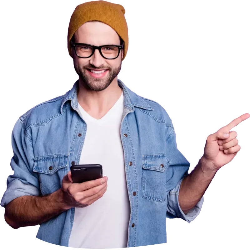 junger Mann hält sein Handy in der Hand und zeigt mit seinem Zeigefinger nach rechts