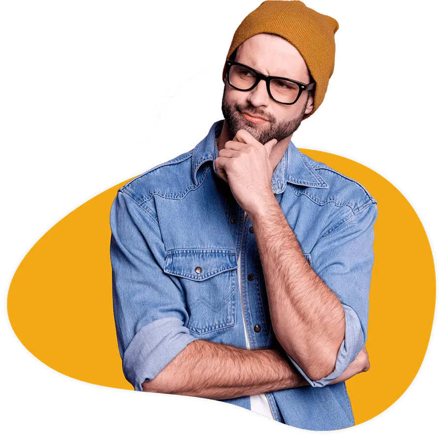 Ein junger Mann mit Brille und Mütze hält sich überlegend die Hand ins Gesicht. Er steht in einer gelben Blase