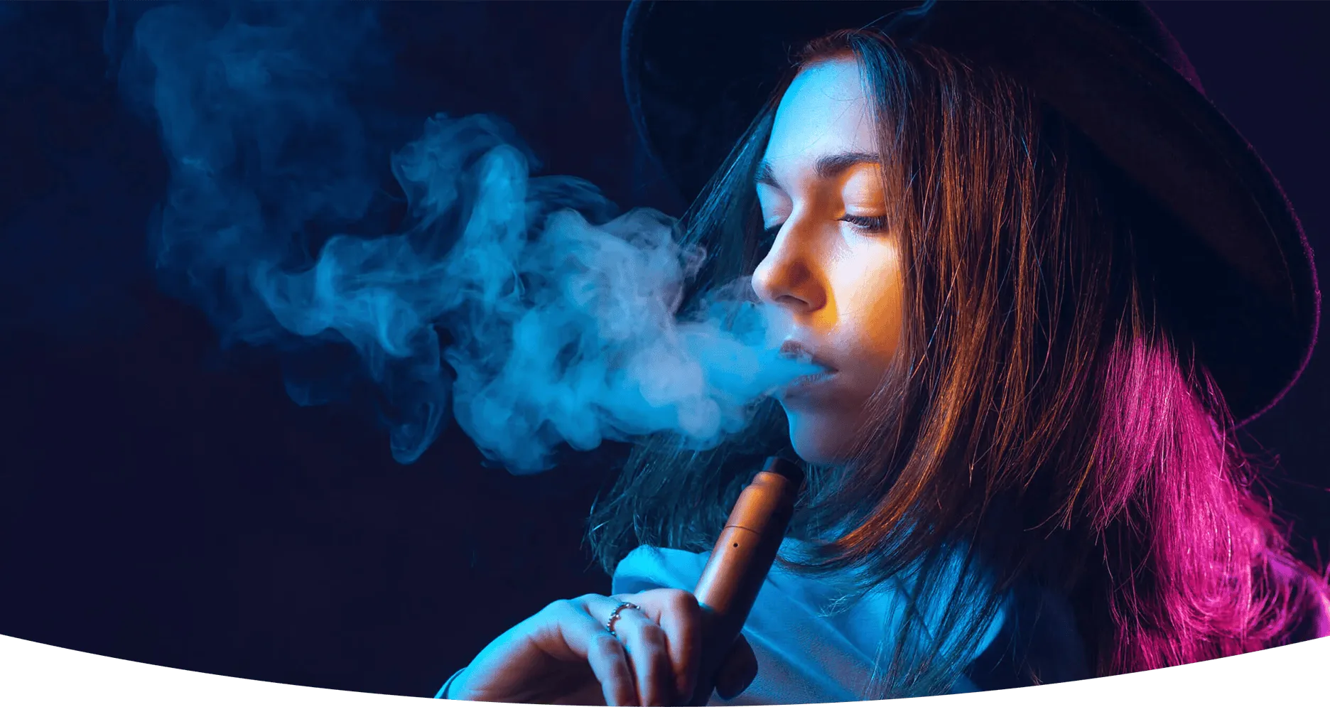 Zu sehen ist eine Frau die eine Vape nutzt.