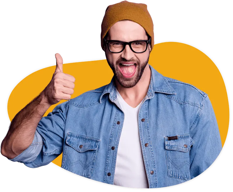 Zu sehen ist ein junger Mann, der sich freut