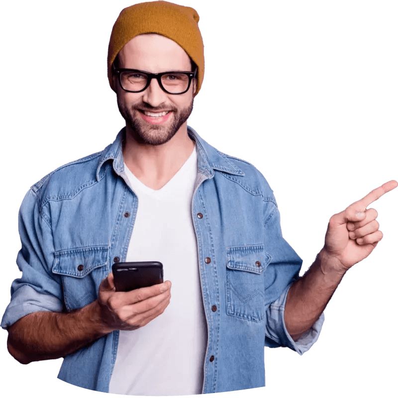 Zu sehen ist ein junger Mann, mit Jeanshemd und einem Laptop